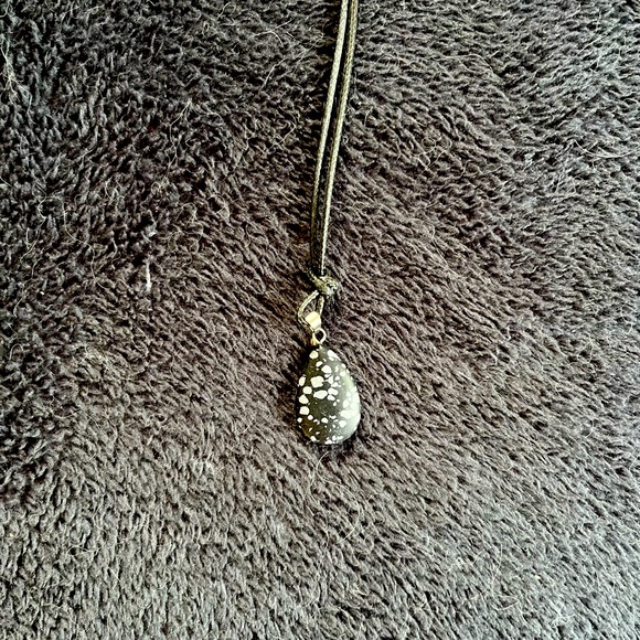 11 Crystal necklaces on leather cords - Picture 4 of 10